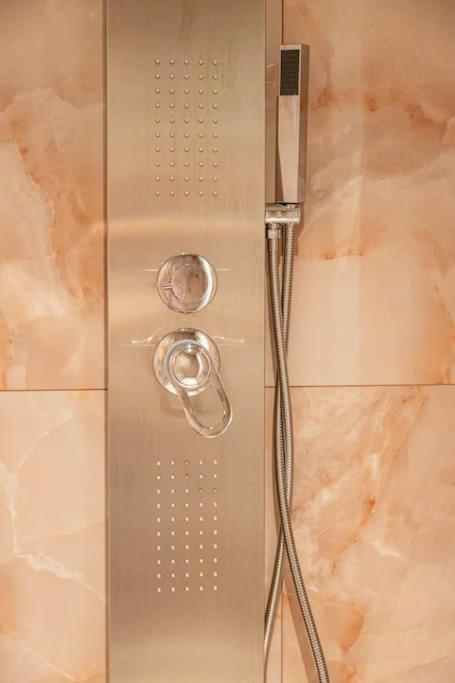 Smaragdi Luxury Jacuzzi Apartment Noho Premium Living Atenas Exterior foto