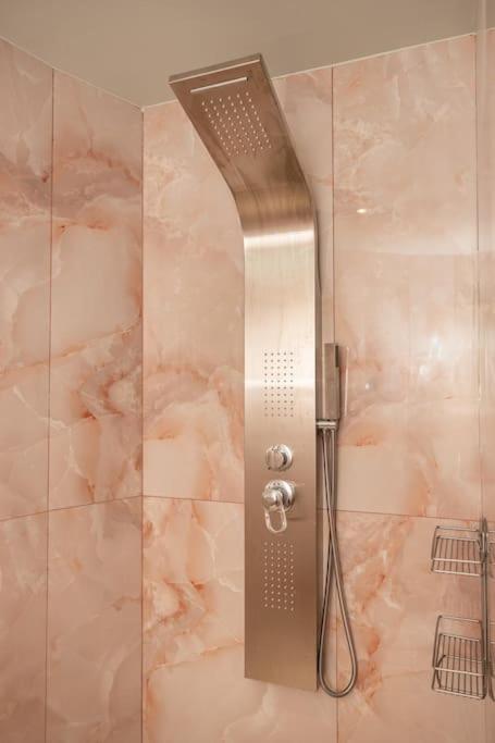 Smaragdi Luxury Jacuzzi Apartment Noho Premium Living Atenas Exterior foto