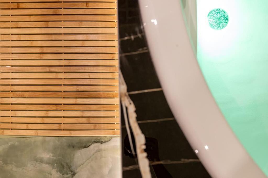 Smaragdi Luxury Jacuzzi Apartment Noho Premium Living Atenas Exterior foto