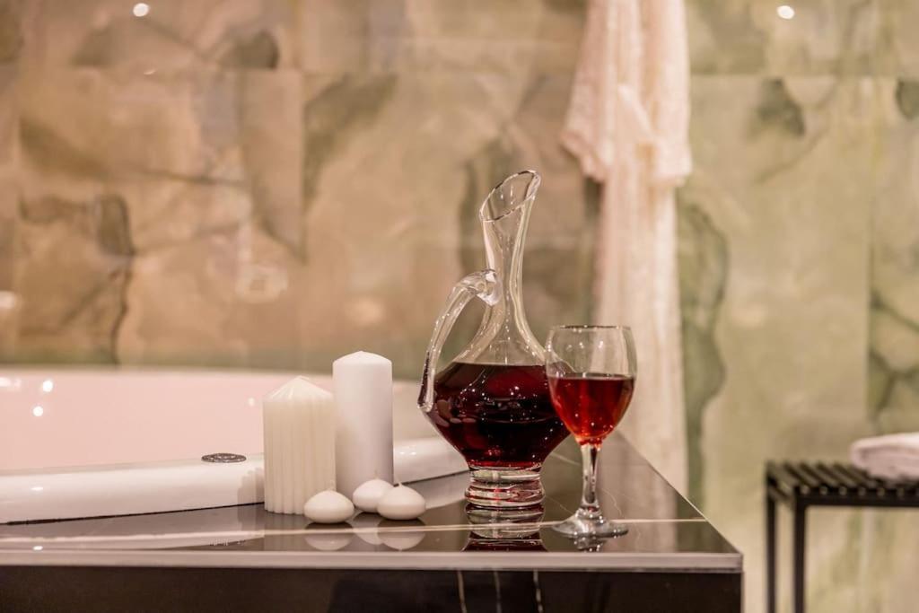 Smaragdi Luxury Jacuzzi Apartment Noho Premium Living Atenas Exterior foto