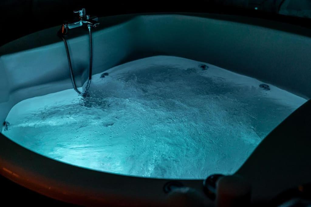 Smaragdi Luxury Jacuzzi Apartment Noho Premium Living Atenas Exterior foto
