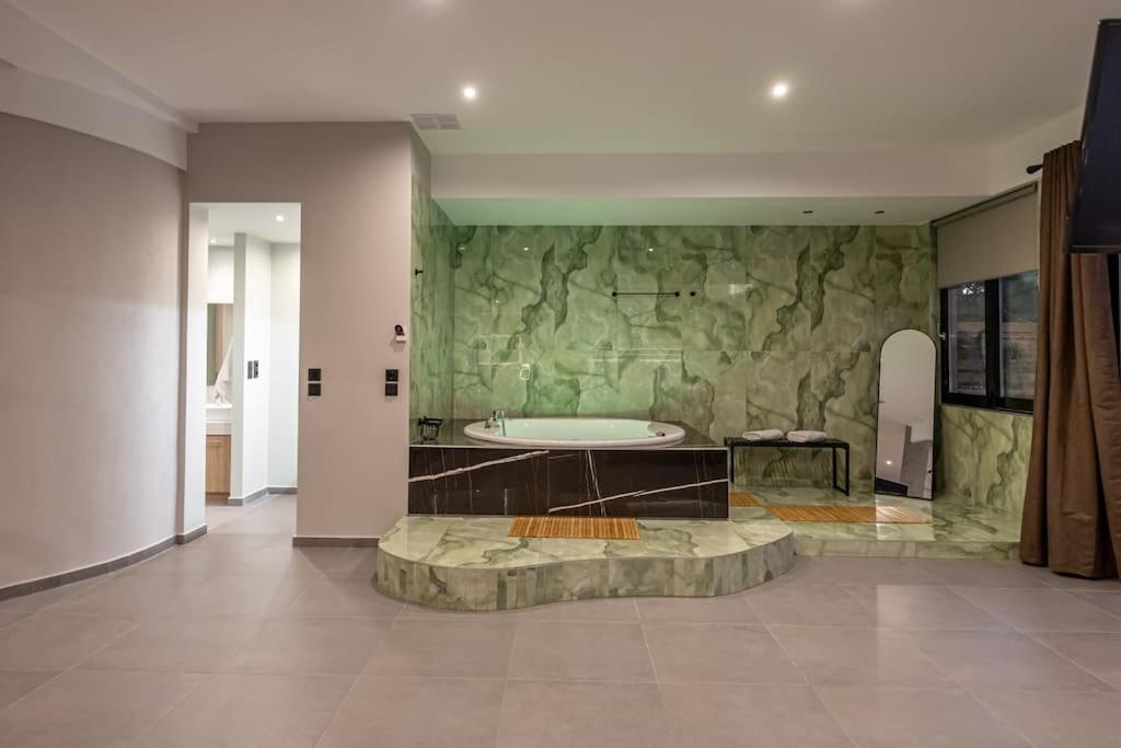 Smaragdi Luxury Jacuzzi Apartment Noho Premium Living Atenas Exterior foto